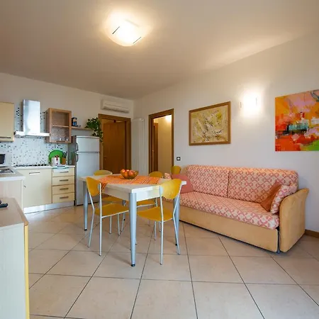 Apartmentsgarda - Canevini Residence Torri Del Benaco Buitenkant foto